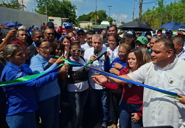 Alcalde José Mosquera inaugura la calle Udón Pérez en Ciudad Ojeda tras la colocación de 980 toneladas de asfalto