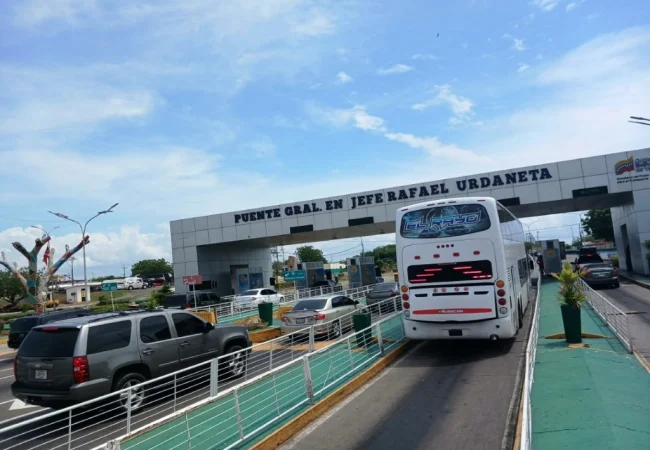 Tráfico moderado y despliegue de seguridad marcan el inicio del asueto del 12 de Octubre en el Puente sobre el Lago