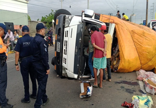 Se volcó un camión cargado de mercancía en la avenida Guajira: No hubo heridos