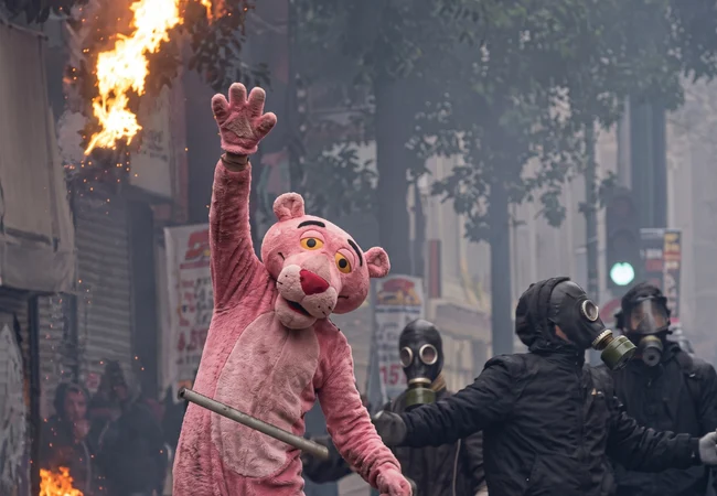 Intentaron hacer creer que la Pantera Rosa estaba alzada en las protestas de Francia con IA y se les cayó la farsa