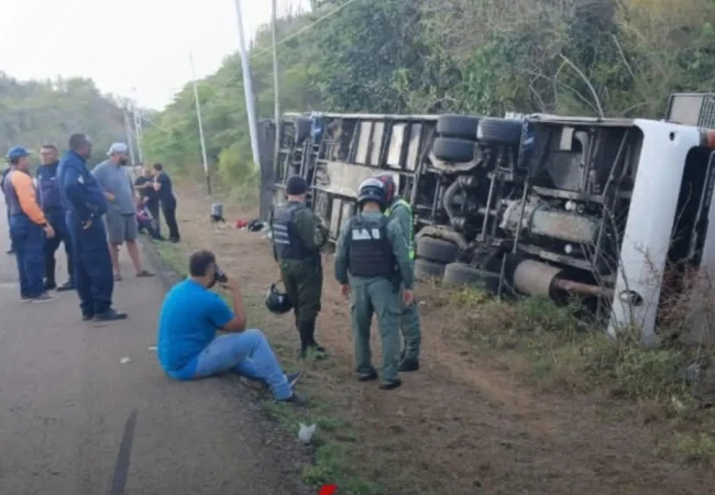 Al menos 13 heridos dejó volcamiento de autobús que cubría la ruta Maracaibo-Chichiriviche