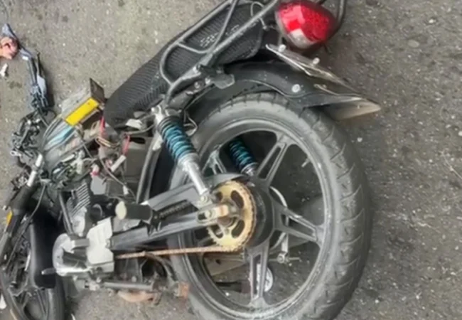 Dos jóvenes mueren al impactar su moto contra la plancha de un camión en Los Haticos