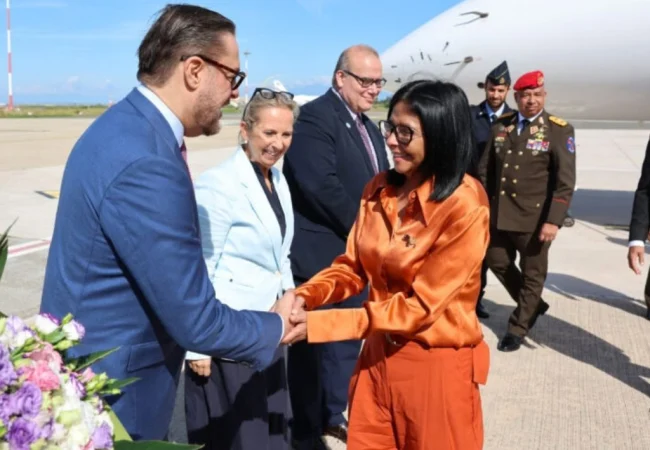 Presidenta (E) Delcy Rodríguez llegó a Italia para participar en el Foro Mundial de la Alimentación