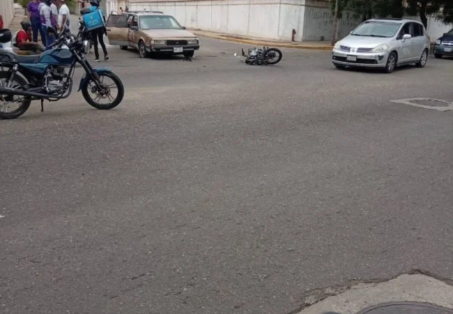 Motorizado herido tras colisionar contra un vehículo en la calle 43