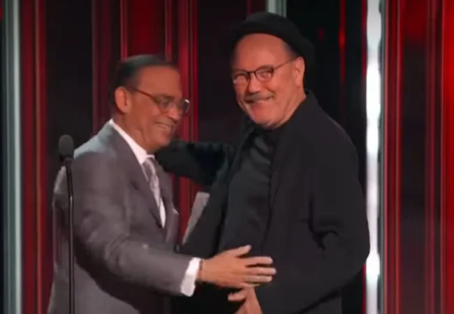 Gilberto Santa Rosa le entregó el premio Ícono a Rubén Blades en los Billboard de la Música Latina