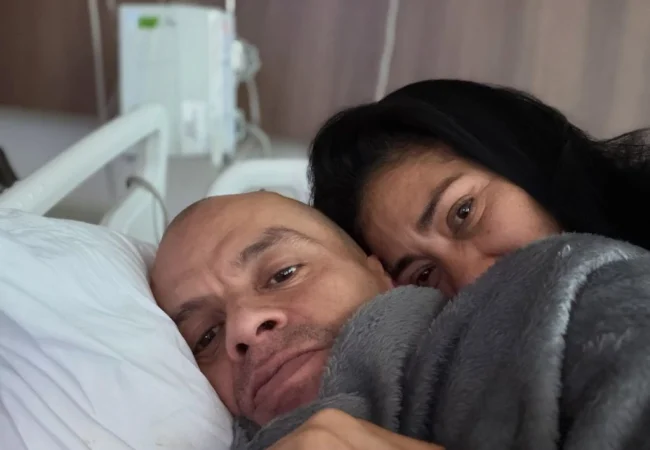 Vico C se recupera satisfactoriamente tras exitosa cirugía de columna cervical en Colombia