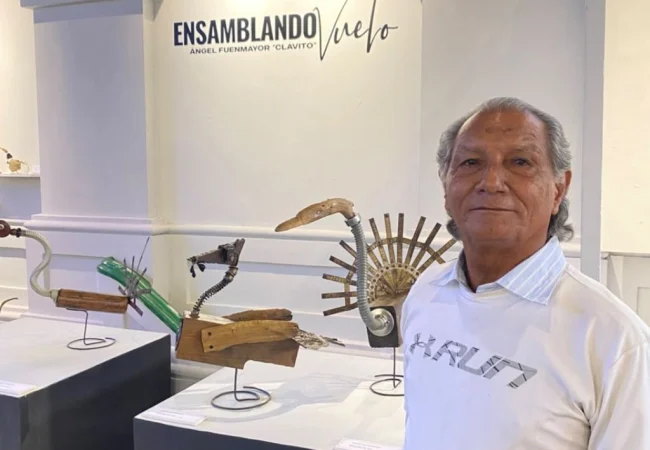 El artista Ángel Fuenmayor cuelga la imaginación en un “Clavito” y la exhibe en la galería Teatro Baralt